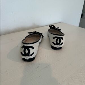 Chanel
Cambon patent leather ballet flats, size 37.5 EU